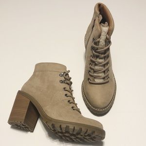 NWT UNIVERSAL THREAD HEELED BOOTS